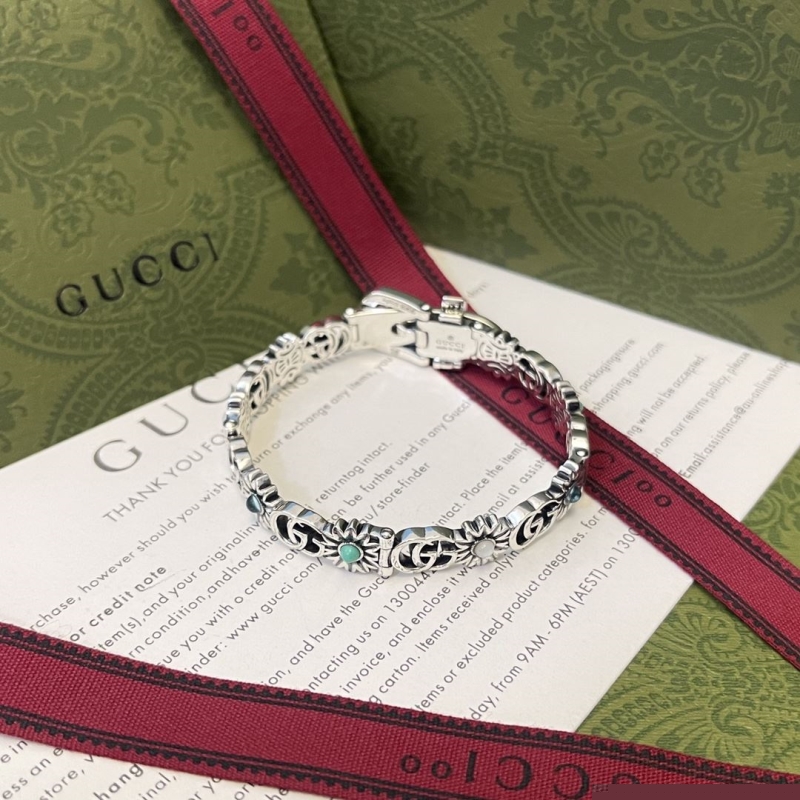 G*u*i bracelets